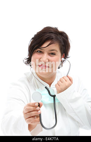 Medico si avvicina con uno stetoscopio Foto Stock