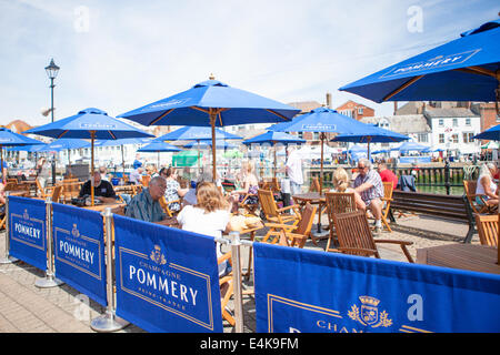 Street view presso Dorset festival di frutti di mare. Weymouth, Dorset Regno Unito Foto Stock