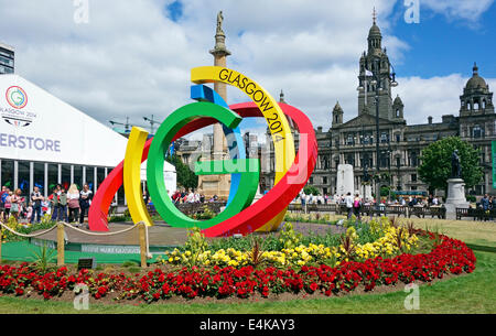 Glasgow 2014 XX Giochi del Commonwealth il logo del marchio in George Square Glasgow con Superstore sinistra e Glasgow City Council building Foto Stock