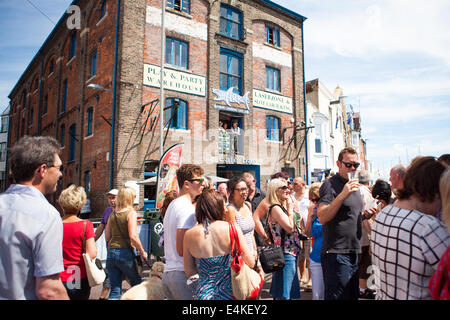 Street view presso Dorset festival di frutti di mare. Weymouth, Dorset Regno Unito Foto Stock