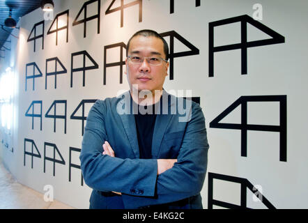 Karlovy Vary, Repubblica Ceca. 11 Luglio, 2014. Sud regista coreano Bong JOON-HO presenta il suo filmato Snowpiercer al quarantanovesimo Film Festival Internazionale di Karlovy Vary, Repubblica ceca, 11 luglio, 2014. © Vit Simanek/CTK foto/Alamy Live News Foto Stock