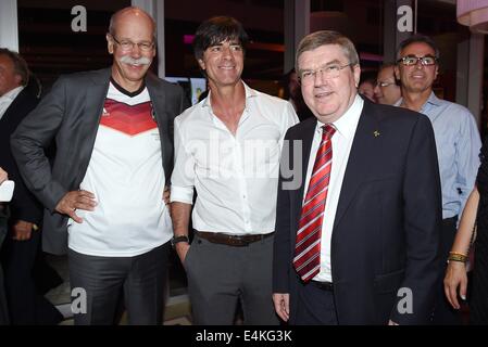 Handout: Rio de Janeiro in Brasile. 14 Luglio, 2014. Il tedesco Dieter Zetsche (L), Presidente dell'Damiler AG e presidente del CIO Thomas Bach (R) congratulandosi con il tedesco allenatore nazionale Joachim Loew (C) e il team nazionale tedesco in Germania la vittoria su Argentina per la Coppa del Mondo a Rio de Janeiro in Brasile il 13 luglio 2014. La Germania ha vinto la Coppa del Mondo 1-0 dopo aver sconfitto Argentina. (: Immagine per in connessione con il report corrente sulla Coppa del mondo e insieme con la sorgente: Foto: Markus Gilliar/DFB/dpa.) © dpa picture alliance/Alamy Li Foto Stock