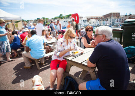 Street view presso Dorset festival di frutti di mare. Weymouth, Dorset Regno Unito Foto Stock