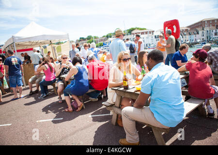 Street view presso Dorset festival di frutti di mare. Weymouth, Dorset Regno Unito Foto Stock