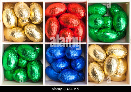 Colorate le uova di Pasqua di cioccolata Foto Stock