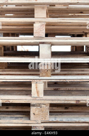 Vista ravvicinata di una pila di palette di legno Foto Stock