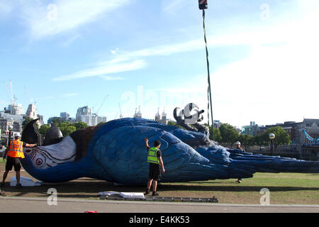 Londra, Regno Unito. 14 Luglio, 2014. Una gigantesca scultura di un morto blue parrot misura 15 metri è stato svelato sulla banca del sud per un vivere Monty Python spettacolo fase che sarà trasmesso da oro comedy channel: Credito amer ghazzal/Alamy Live News Foto Stock