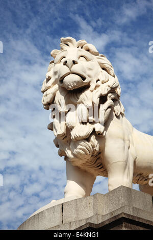 La South Bank Lion, noto anche come Coade leone di pietra Foto Stock