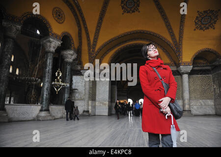 Donna visita antica Istanbul in Turchia Foto Stock