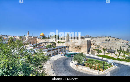 Israele, Gerusalemme la città vecchia, il monte del tempio. Cupola della roccia (sinistra) e Moschea di Al-Aqsa (a destra) il muro del pianto può essere visto nella scommessa Foto Stock