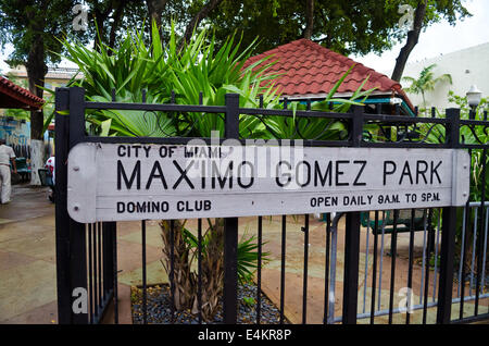 Segno di Maximo Gomez Park domino nel club di Little Havana quartiere di Miami, Florida. Foto Stock