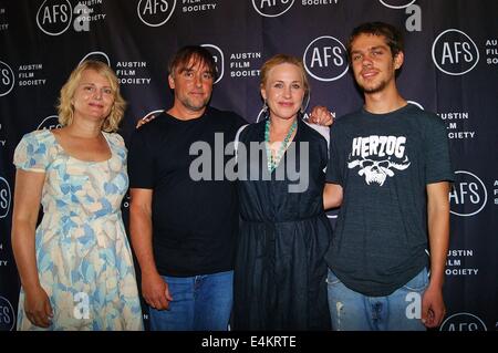 Luglio 13, 2014 - Austin, Texas, Stati Uniti - La Austin Film Society presenta una speciale il cast e la troupe lo screening del film ''Boyhood'' presso la Marchesa Hall e il teatro di Austin in Texas su 13/07/2014.Il film diretto da Richard Linklater, narra la storia di una coppia divorziata, Mason e Olivia, elevando il loro giovane figlio, Mason Jr. La storia segue un ragazzo per dodici anni dal primo grado alla età di 6 attraverso il dodicesimo grado all'età 18 ed esamina i suoi rapporti con i suoi genitori come egli matura.Red Carpet.La Austin Film Society presenta una speciale il cast e la troupe lo screening del film ''Boyhood'' al Mar Foto Stock