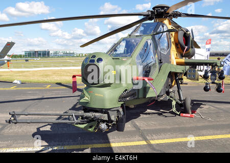 Bagno turco Aerospaziale Agusta Westland T129 Atak elicottero d'assalto al Farnborough Airshow internazionale. La Turchia militare vendite commerciali Foto Stock