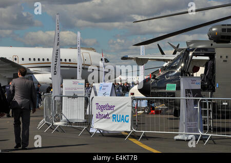 Il Farnborough International Airshow si aspettava che venissero annunciati ordini commerciali per miliardi di dollari. I viaggiatori d'affari con gli aerei Foto Stock