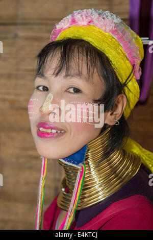 A collo lungo donna, tribù Karen, Chiang Mai, Thailandia Foto Stock