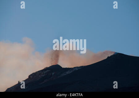 Eruzione di Stromboli vista dalla punta dei Corvi Ginostra, Isole Eolie, Messina, Sicilia, Italia, Europa Foto Stock