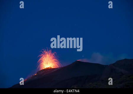 Eruzione di Stromboli vista dalla punta dei Corvi Ginostra, Isole Eolie, Messina, Sicilia, Italia, Europa Foto Stock