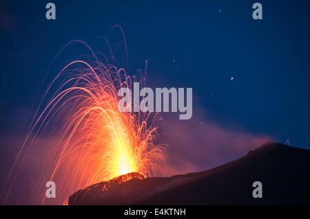 Eruzione di Stromboli vista dalla punta dei Corvi Ginostra, Isole Eolie, Messina, Sicilia, Italia, Europa Foto Stock