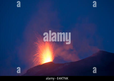 Eruzione di Stromboli vista dalla punta dei Corvi Ginostra, Isole Eolie, Messina, Sicilia, Italia, Europa Foto Stock