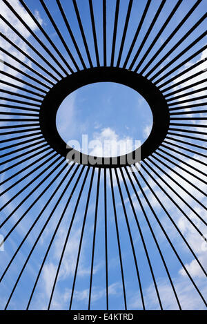 Giardino Bird Cage scultura astratta alla Butterfly world project, Chiswell Green, Hertfordshire, Inghilterra Foto Stock