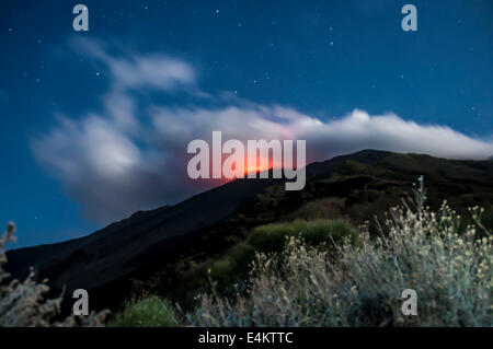 Eruzione di Stromboli vista dalla punta dei Corvi Ginostra, Isole Eolie, Messina, Sicilia, Italia, Europa Foto Stock