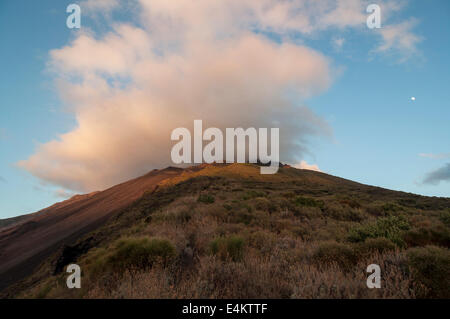 Eruzione di Stromboli vista dalla punta dei Corvi Ginostra, Isole Eolie, Messina, Sicilia, Italia, Europa Foto Stock