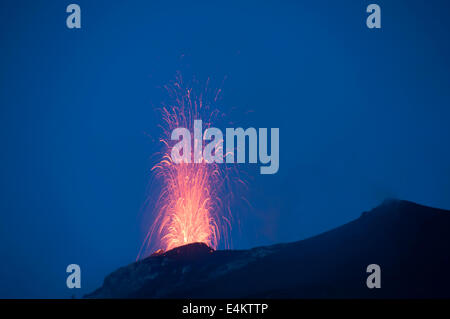 Eruzione di Stromboli vista dalla punta dei Corvi Ginostra, Isole Eolie, Messina, Sicilia, Italia, Europa Foto Stock