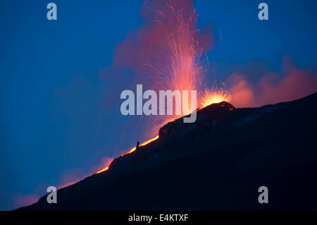 Eruzione di Stromboli vista dalla punta dei Corvi Ginostra, Isole Eolie, Messina, Sicilia, Italia, Europa Foto Stock