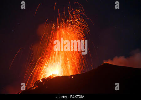 Eruzione di Stromboli vista dalla punta dei Corvi Ginostra, Isole Eolie, Messina, Sicilia, Italia, Europa Foto Stock