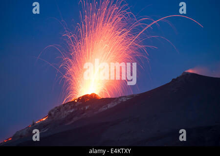 Eruzione di Stromboli vista dalla punta dei Corvi Ginostra, Isole Eolie, Messina, Sicilia, Italia, Europa Foto Stock