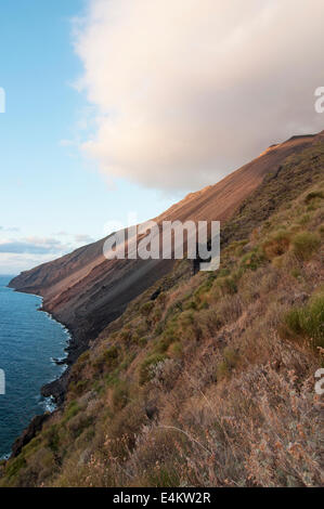 Eruzione di Stromboli vista dalla punta dei Corvi Ginostra, Isole Eolie, Messina, Sicilia, Italia, Europa Foto Stock