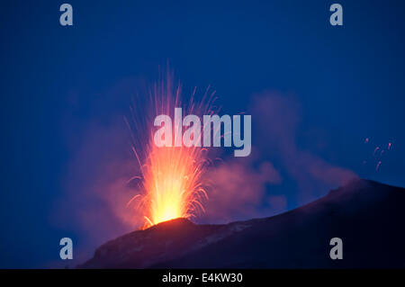 Eruzione di Stromboli vista dalla punta dei Corvi Ginostra, Isole Eolie, Messina, Sicilia, Italia, Europa Foto Stock