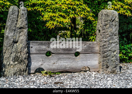 In pietra e legno antico uso delle scorte alla gogna persone nei giorni passati bye Foto Stock