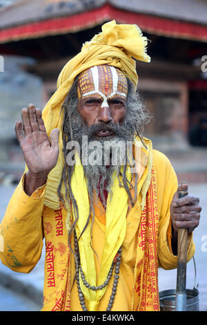 Il Nepal, Kathmandu, Durbar Square, il Ritratto di un Sadhu sacerdote Indù, close-up Foto Stock