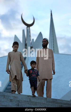 Adoratori sui passi di re Faisal moschea di Islamabad, Pakistan Foto Stock