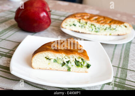 Torta fatta in casa con uova e le cipolle verdi Foto Stock