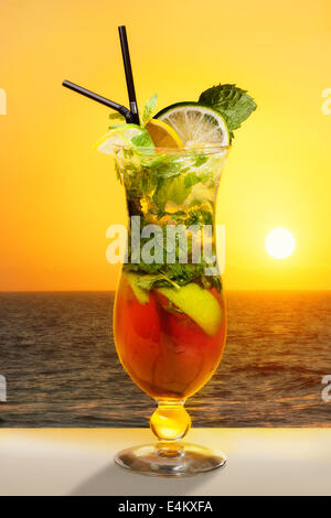 Cocktail tropicale Foto Stock