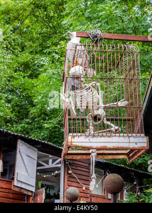 Captive scheletro in una gabbia arrugginita e ripiene al di fuori di gabbiano quirky artist's studio sulla torta di Anguilla Isola, Twickenham, London, Regno Unito Foto Stock