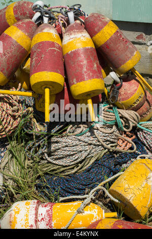 Maine, Rockland. Colorato la pesca di aragoste boe e corda. Foto Stock