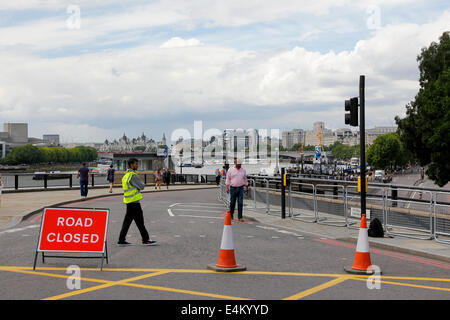 London, Regno Unito - 7 Luglio 2014: Prima del Tour de France il terrapieno è chiuso in un programma delle previste chiusure della strada. Foto Stock