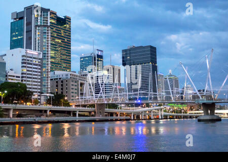 Brisbane Australia CBD, skyline della città, grattacieli, edifici, autostrada del Pacifico, M3, fiume Brisbane, notte, tramonto, ponte Kurilpa, ponte ibrido tensegrity, bicycl Foto Stock