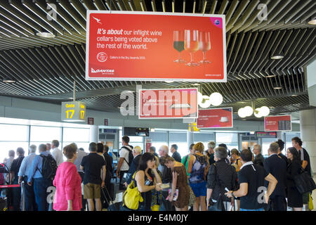 Brisbane Australia,Aeroporto,BNE,nazionale,terminal,gate,cartello,Qantas,compagnie aeree,linea,coda,imbarco,passeggeri motociclisti,AU140317014 Foto Stock