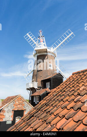 Cley windmill, ora un ristorante, a Cley-next-il-mare, un piccolo villaggio costiero in North Norfolk, Regno Unito, con cielo blu in estate Foto Stock