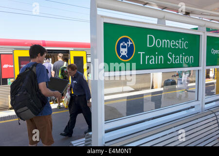 Brisbane Australia,Stazione ferroviaria Nazionale dell'Aeroporto,BNE,QueenslandRail,Rail,ferrovia,treno,piattaforma,AU140317008 Foto Stock