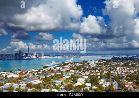 Auckland è la città più grande della Nuova Zelanda, vista dal Monte Victoria, Devonport Foto Stock