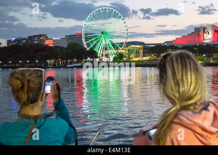 Brisbane Australia,Southbank,The Brisbane Wheel,Ferris,Brisbane River,Queensland Performing Arts Center,centro,crepuscolo,notte,CityCat,traghetto,barca,TransLink Foto Stock