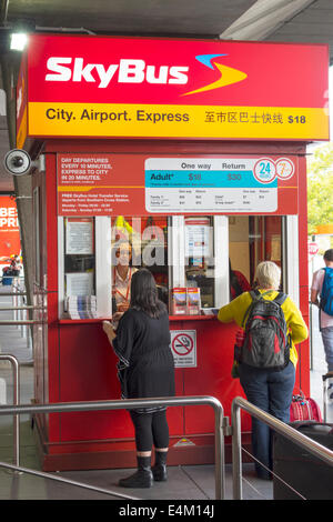 Melbourne Australia,Tullamarine International Airport,MEL,Skybus,Sky bus,coach,express,biglietteria,vendita,cliente,transazione pagamento paga acquisti, Foto Stock