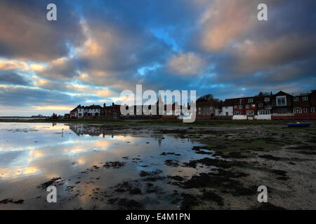 I colori del tramonto su Bosham village, West Sussex County, England, Regno Unito Foto Stock