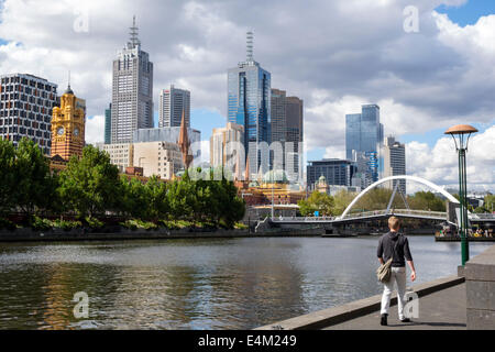 Melbourne Australia,Yarra River,grattacieli grattacieli grattacieli edifici edifici,grattacieli,Southbank Promenade,passerella,uomo maschio, Foto Stock