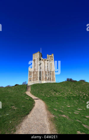 Vista estiva del normanno tenere il castello a Orford village, contea di Suffolk, East Anglia, Inghilterra. Foto Stock